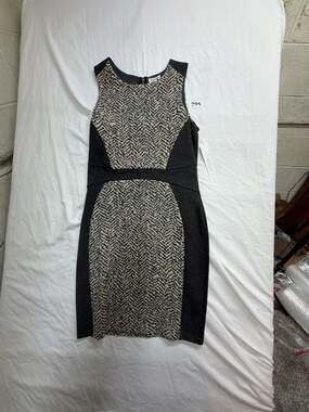 Weston Sleeveless Sheath Dress in Black and Beige Herringbone Pattern Size M